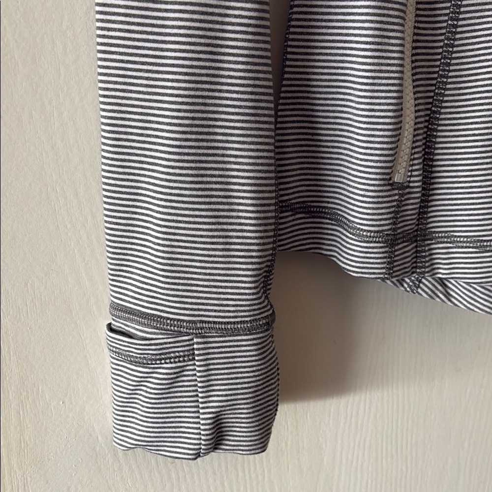 Lululemon Athletica Utility Jacket in Gray and White for Everyday Versatility - Picture 5 of 7